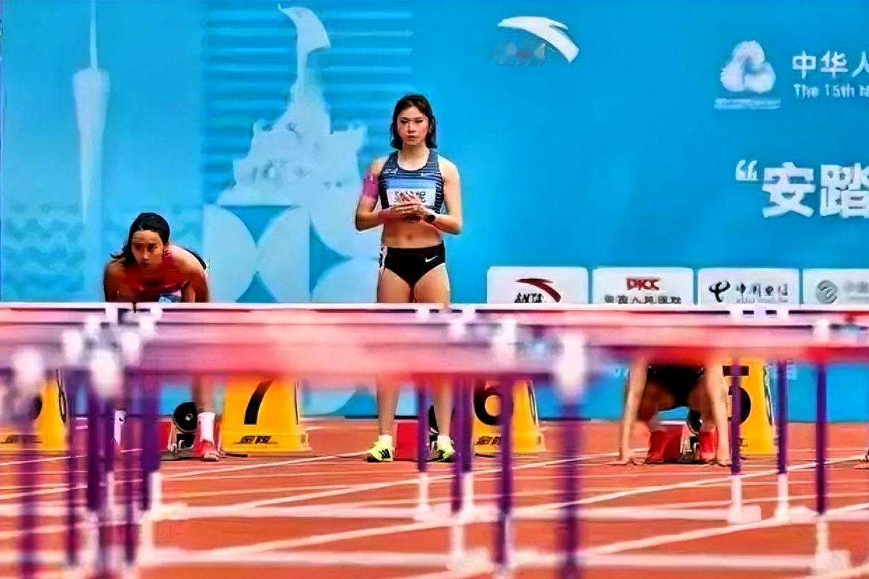 1. 于她个人，是遗憾更是实力与韧性的证明。她的全运战绩从13秒36的铜牌，逐