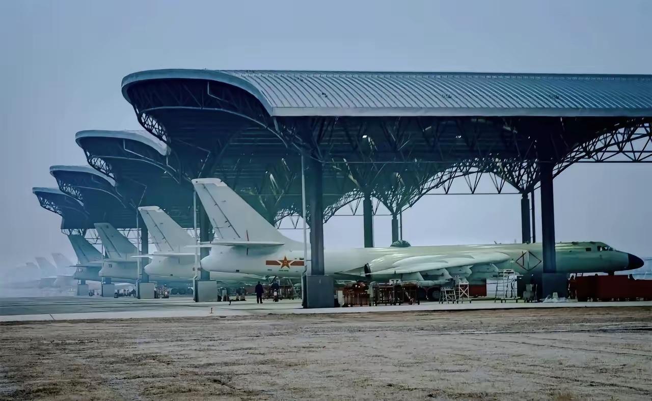 这几张图对于轰-6K来说，可谓是天花板了，此前从未见过如此充满战力和张力的轰-6