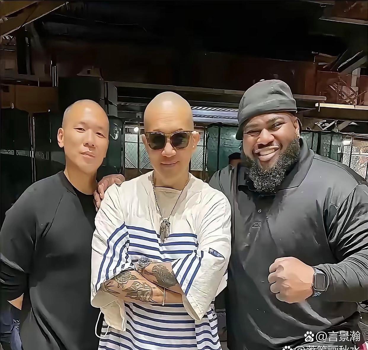 不懂就问，这穿的是不是大S的衣服啊？