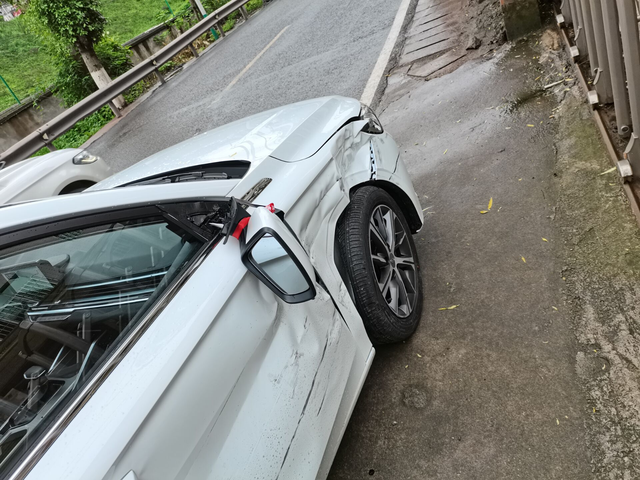 懂车的老师帮我看下第四代帝豪尊贵型提车第一天回家的路上就被一个货车撞了，关键是