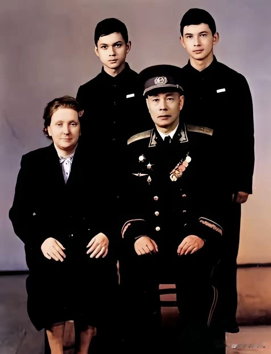 这是一张珍贵的照片，照片中是幸福的一家四口，男主人公身穿少将军服，而他的妻子却是