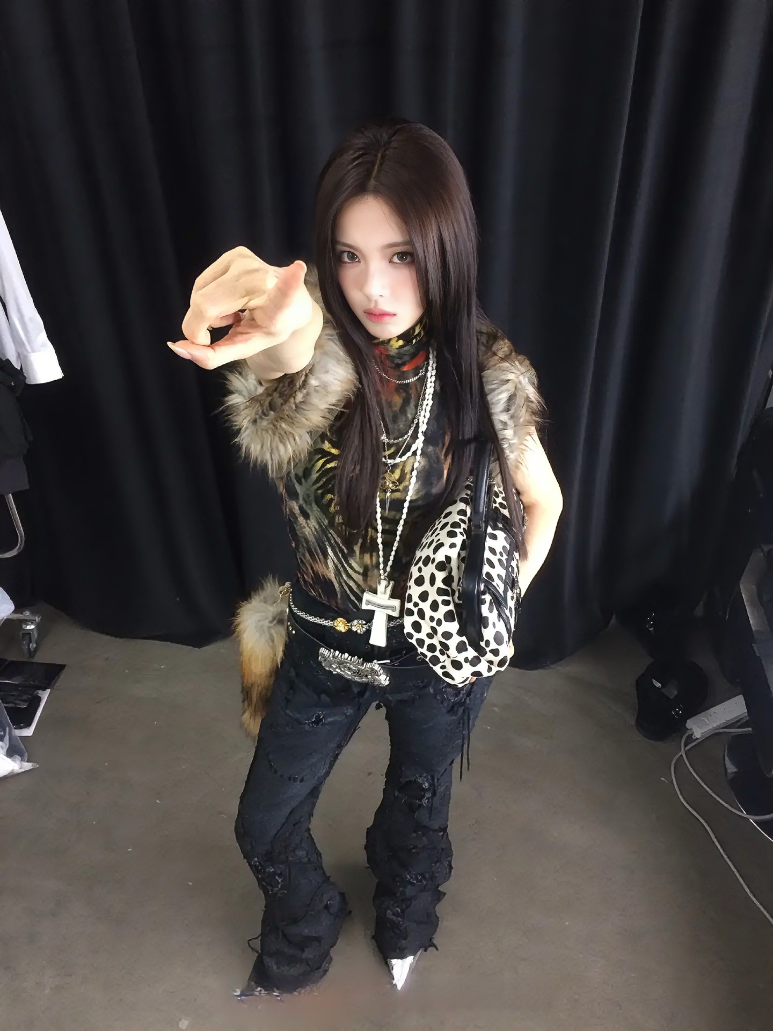 杨超越千禧年辣姐，古早女主感好爽呀，经济上行时候是穿搭。你温柔的唇，致命的眼神。