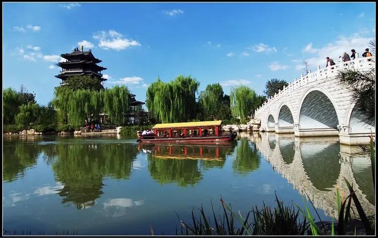 多年前有一本小说，里面有一个情节，说的是一个叫钱龙的渣男，在大明湖畔遇上了一个叫