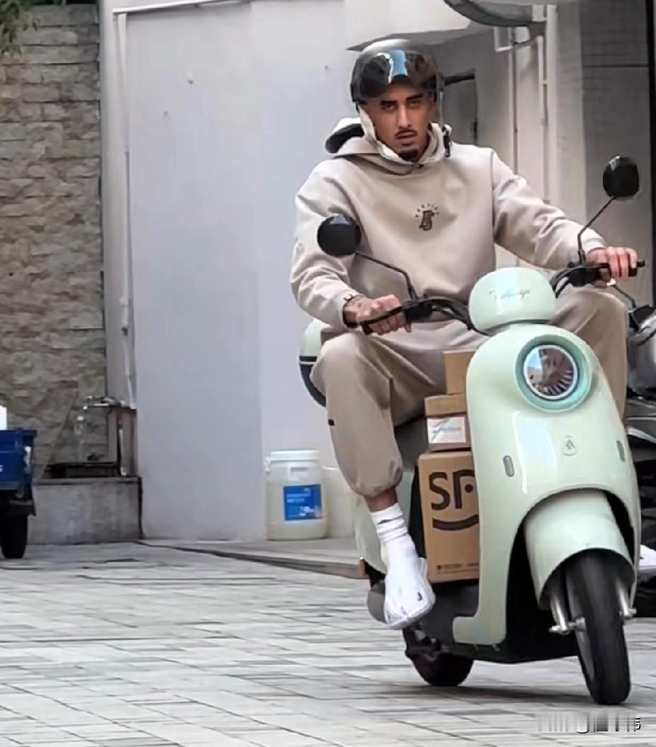 入乡随俗！奎因谈骑电动车：“安全第一。”“头盔必须戴。”“有电动车真