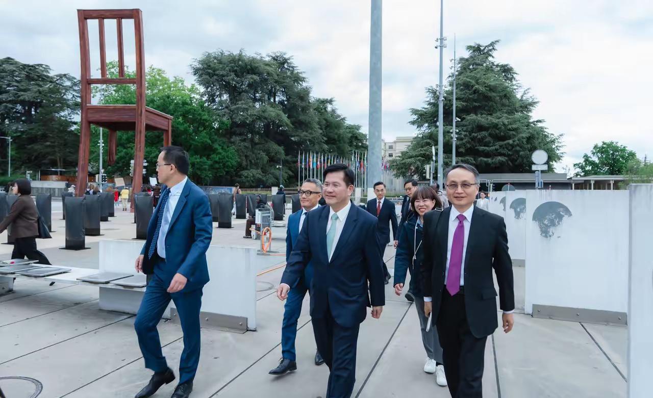 世界卫生大会前夕林佳龙公然流窜日内瓦没拿到邀请函，还非要硬往人家门口凑。林