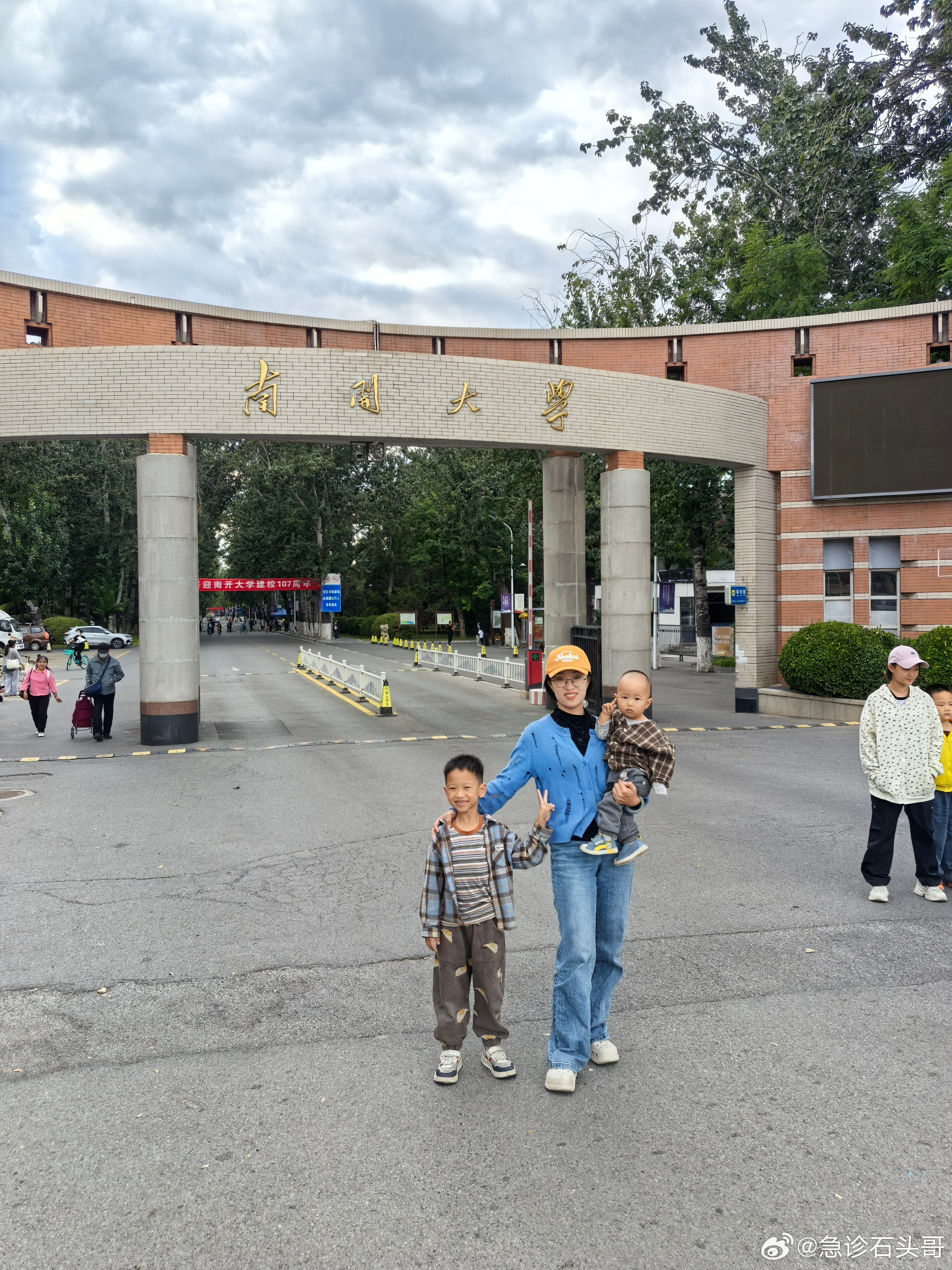 十月一期间在天津玩了2天，花的钱并不多，因为在南开大学待了半天多，在天津大学待了半天多，在学校吃喝玩