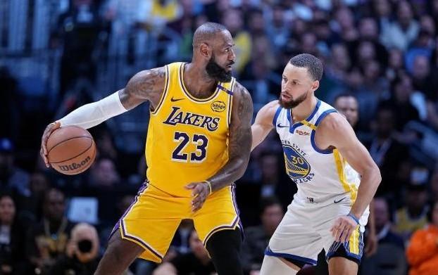 今天，NBA名宿皮尔斯在一档篮球体育播客节目中谈到了詹姆斯和库里，皮尔斯直接表示