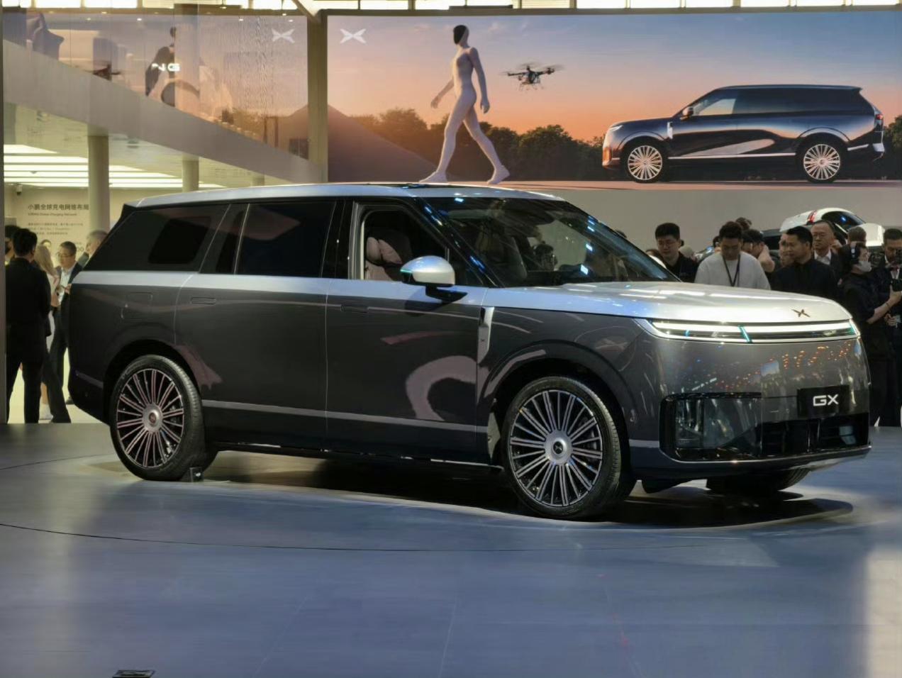 小鹏GX也有双拼色了！一眼高级。全新「昆仑云境」双拼车色，选装价格是1万。小