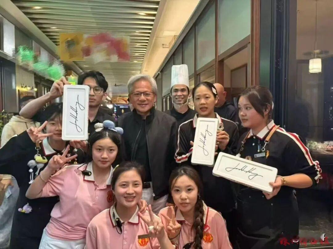 近日，英伟达老板黄仁勋再次现身深圳，不仅同友人一道去八合里吃牛肉火锅，亲切地同店