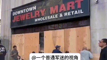 美国洛杉矶市区，为了迎接即将到来的“零元购”狂潮，美国大批商户开始使用木板封住门