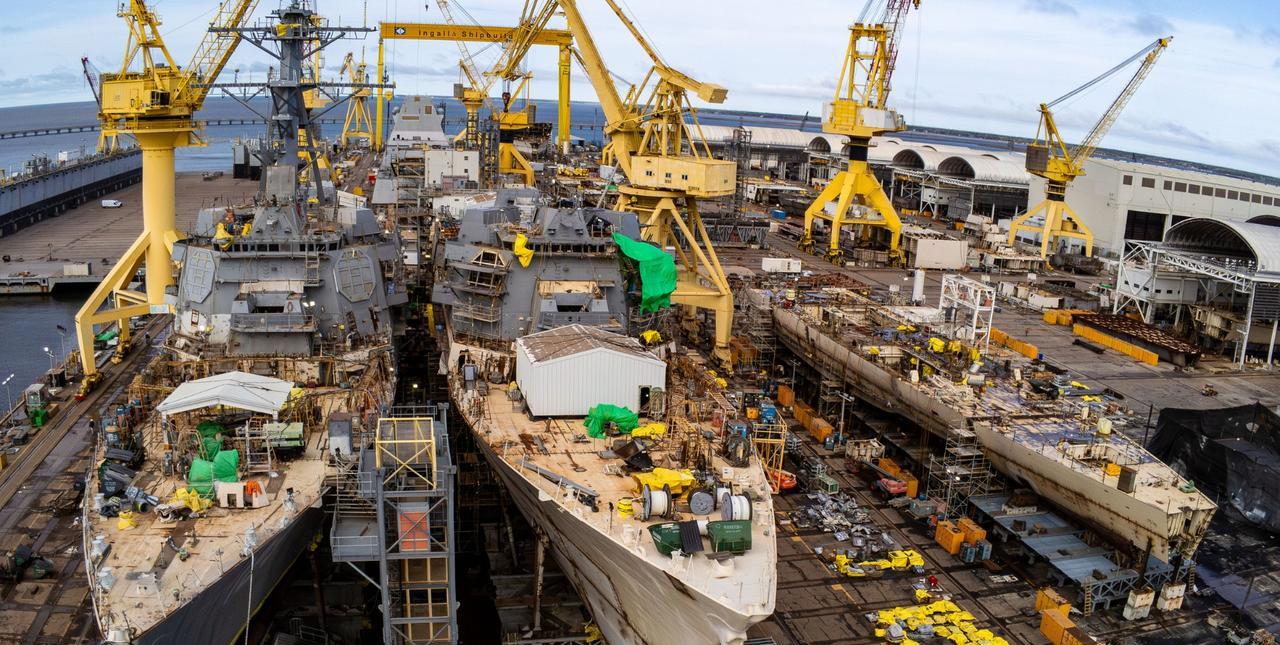 美国亨廷顿·英格尔斯工业造船厂的干船坞中，三艘<em>阿利</em>-<em>伯克级驱逐舰</em>，杰里迈亚·登顿