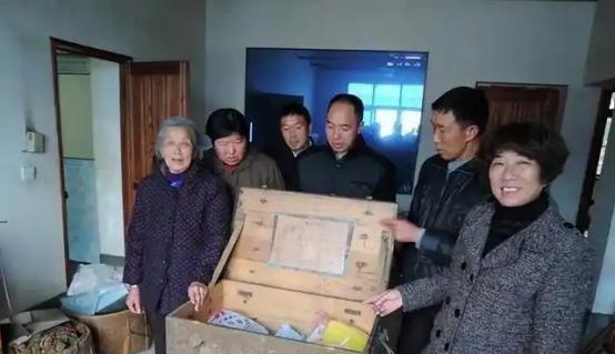 1984年，开国少将钟伟病重住院，大将黄克诚去看他。聊天时，黄克诚问钟伟，老家还
