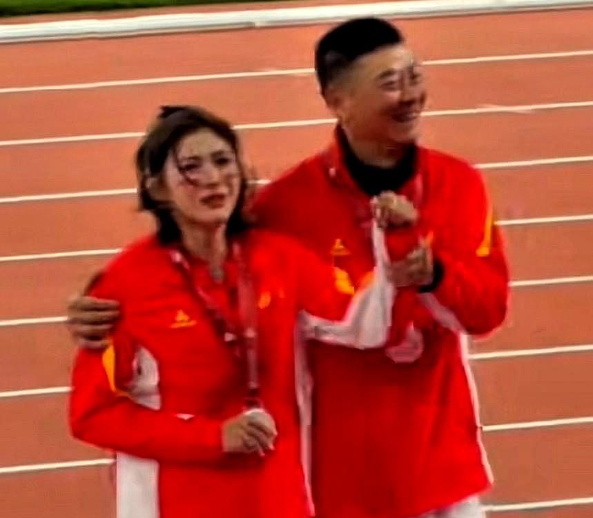 这个坚强的妹子还是哭了！就像昨天乒乓球赛场上的何卓佳！好在吴艳妮有安慰她的