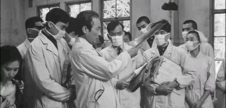1945年5月，空袭日本本土的十几名美军飞行员被日军抓获，日酋横山勇下令处