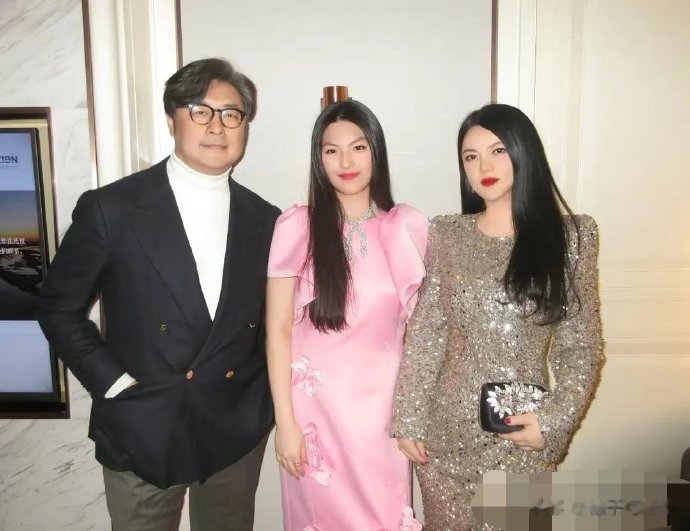 王诗龄瘦出下颌线，和王岳伦一家三口同框画面好温馨！​​​