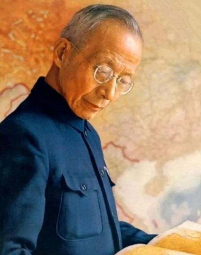 1905年，竺可桢考上中学，和胡适是同学。一天，胡适当众挖苦竺可桢：小矮子，我