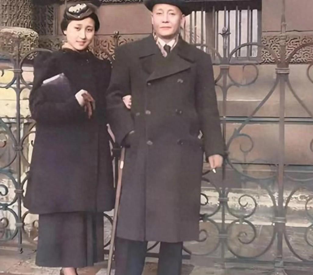 1936年，蒋百里携17岁女儿蒋英游卢浮宫留影，蒋英气质出众，明眸皓齿令人印象深