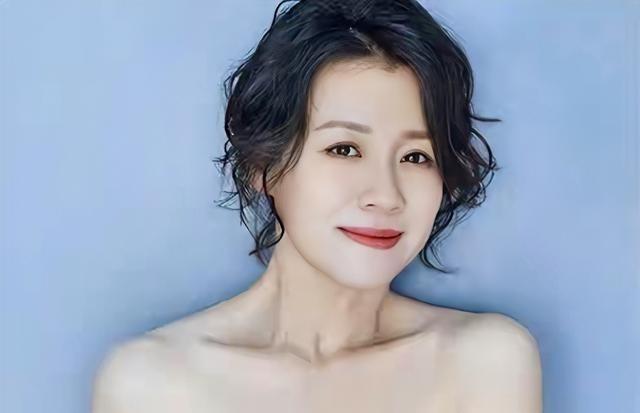 曾与四婚导演张黎同居三年，两次怀孕均流产，后因张黎不愿结婚而分手，转身下嫁穷小子