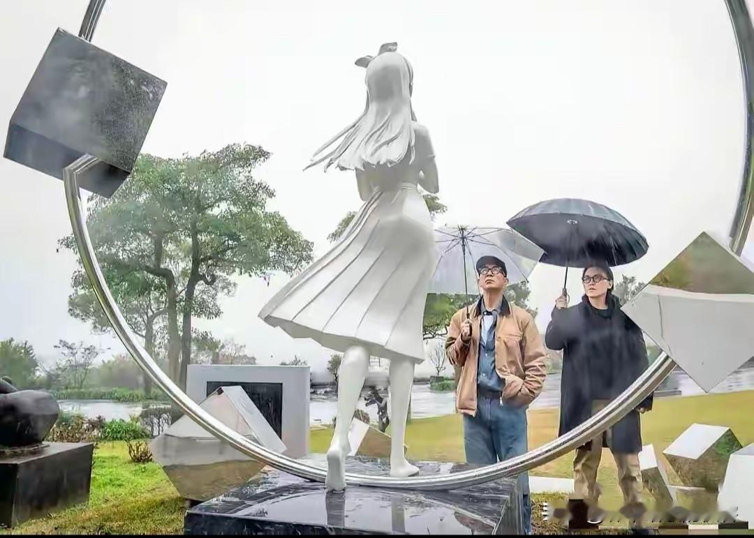 大S儿女没来雕像不像，我都能理解，但有一点我不明白，那就是大S的雕像为啥没穿