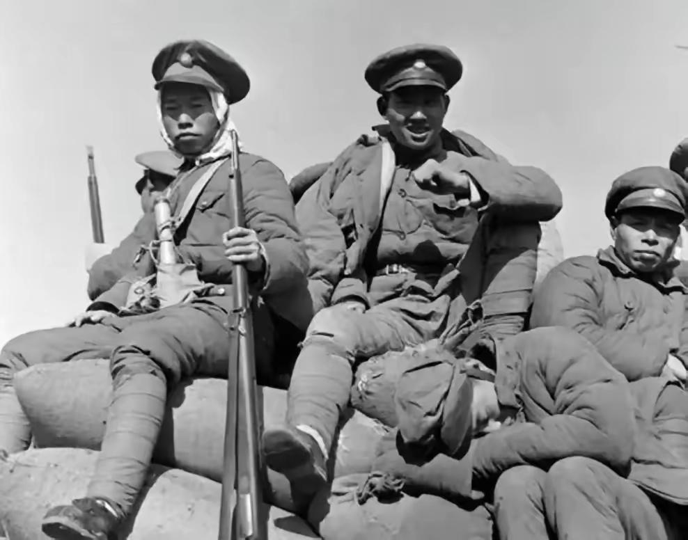 1950年初，贵州刚解放，罗湘培和余启佑两个师长捧着投诚书来了。部队没缴枪，地盘