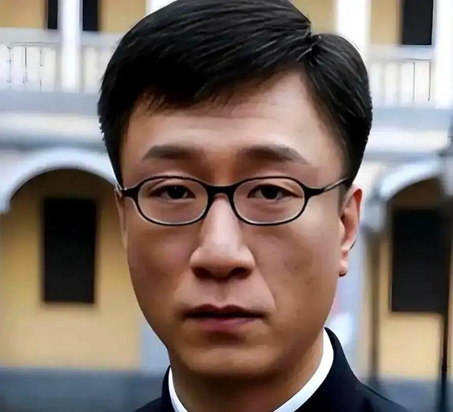 你以为高调冲锋是英雄，却不知余则成只用一枚章，就锁死了整个天津站的命脉。表面“