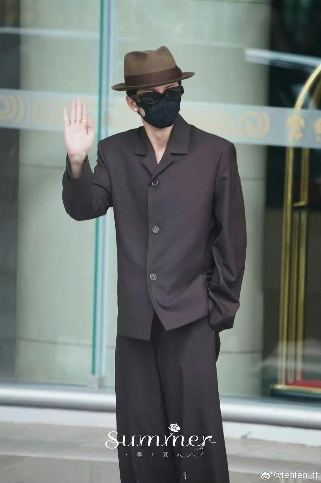 檀健次西装礼帽造型礼帽绅士小王子回来啦。​​​