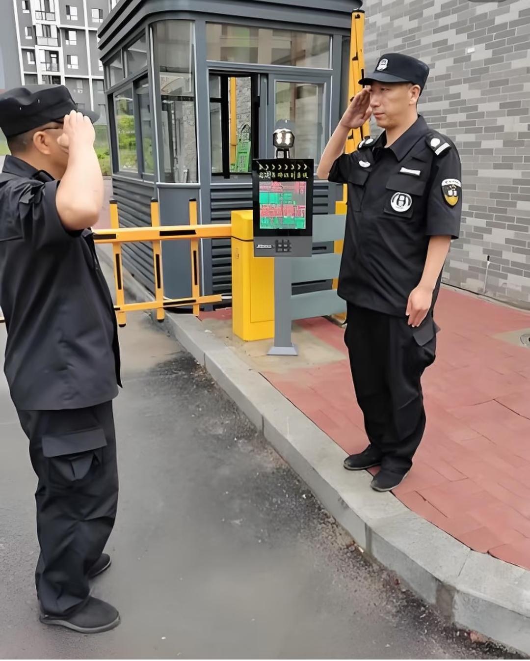 我们小区的保安是越来越少了，起初还以为物业是减员增效呢！原来不是，物业为了防止