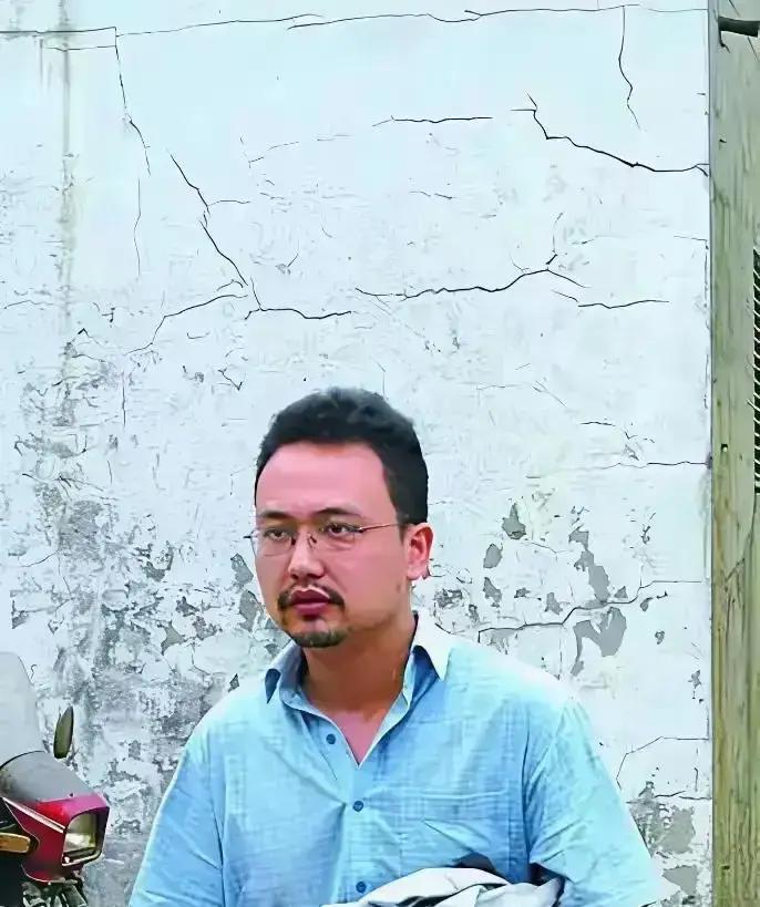 2008年有个事儿，挺离谱的。清史专家阎崇年在无锡签售，一个叫黄海清的人，上去就