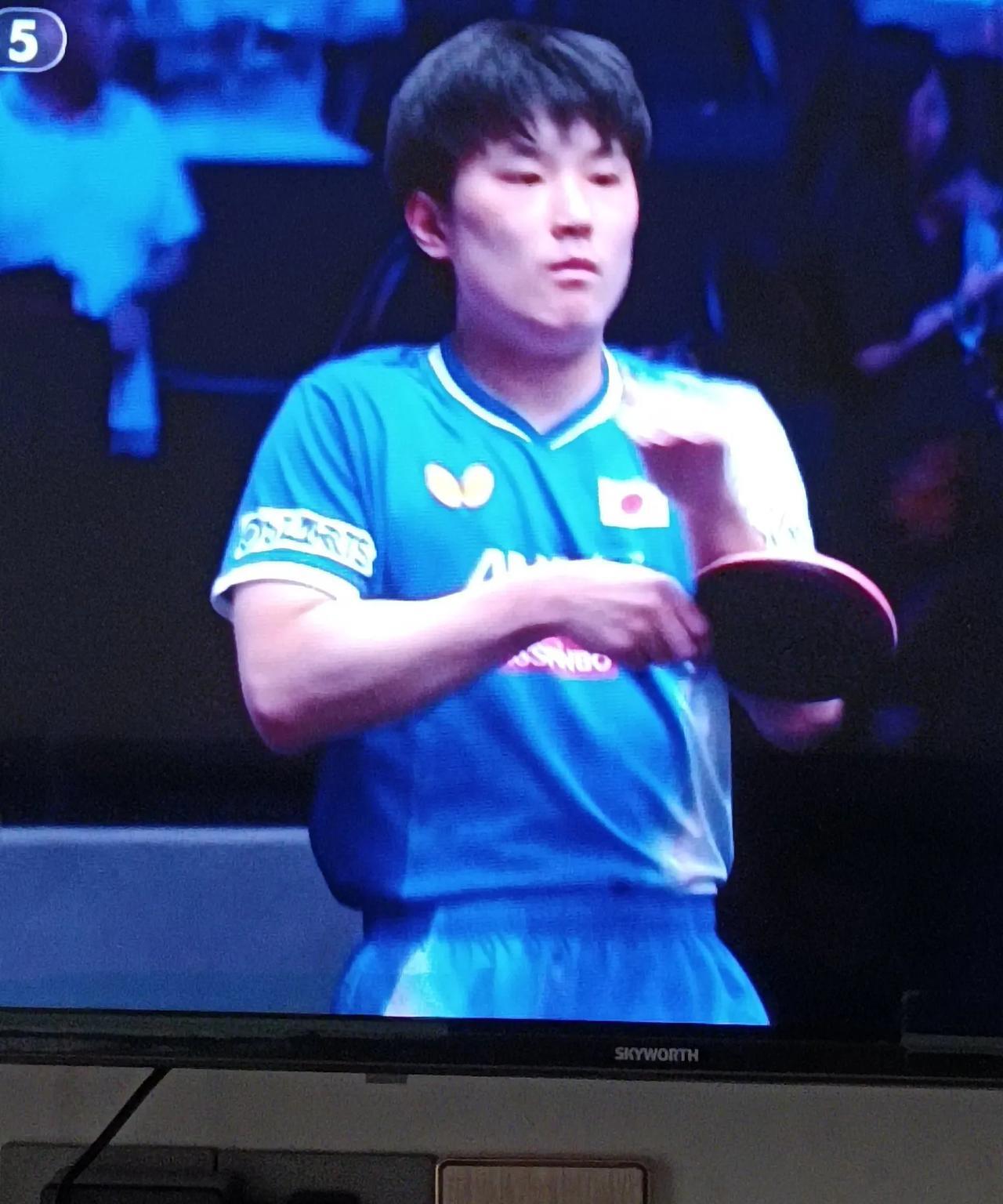 张本智和靠玩心眼，赢了两场球。张本智和，聪明至极，玩心眼玩到极致。八分之一决