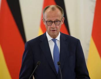 面对美国的护航请求，德国总理默茨说了四件事，每一件都是要跟美国对着来。 默茨