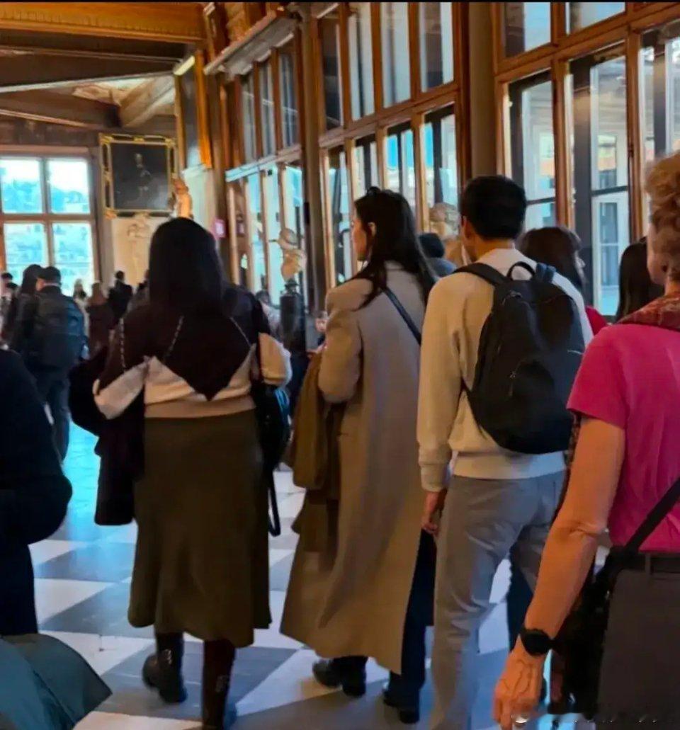 霍启山娜然意大利被偶遇娜然和霍启山一起现身意大利旅游，娜然长发披肩，身材高瘦，侧