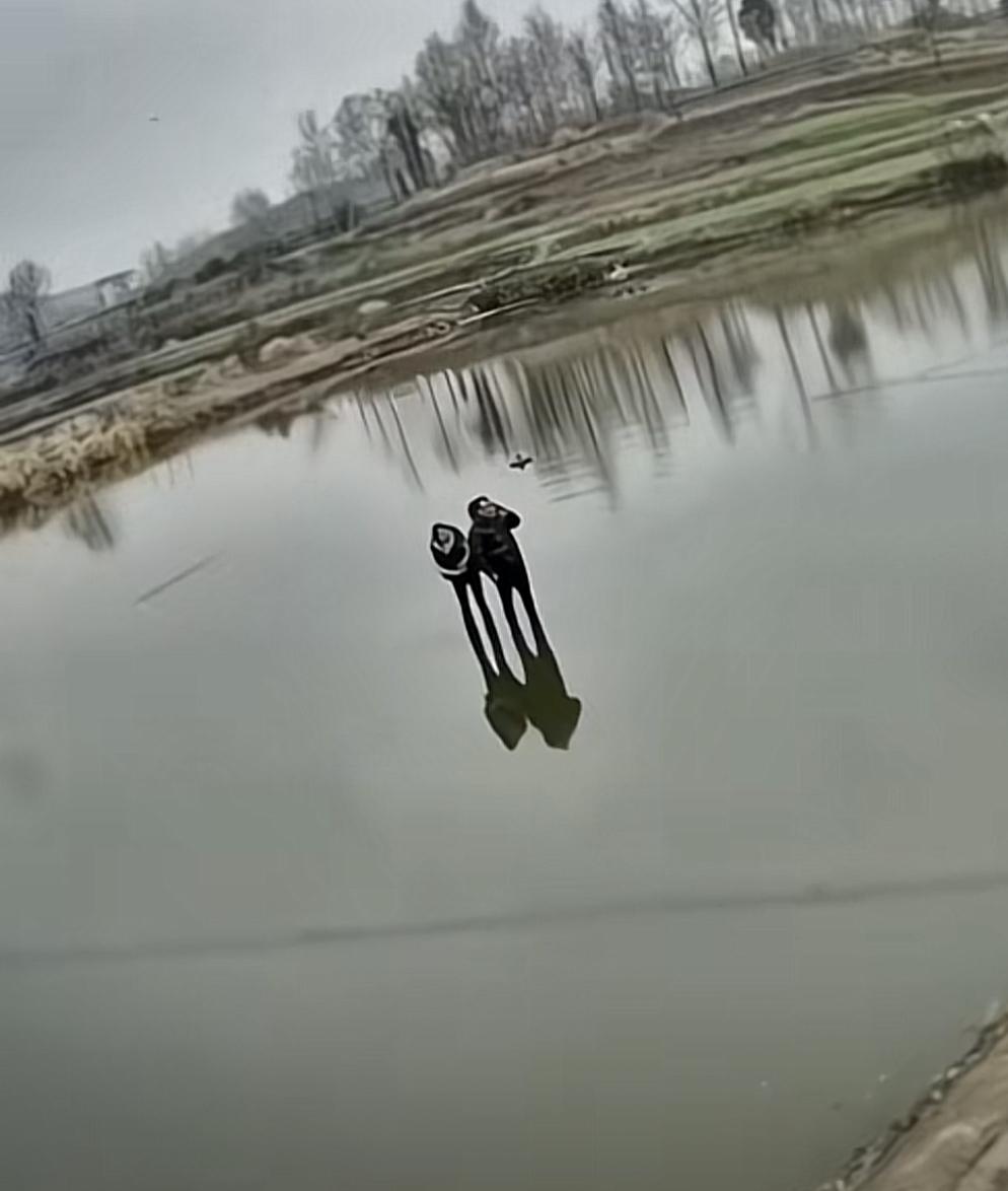 车船税没有白叫！夫妻两人被困鱼塘，展现水上漂神功，结果两人说，车在脚下！一鱼