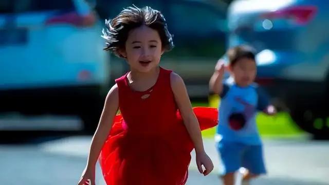 父亲当女儿面换衣服，洗澡故意不关门，到底是爱孩子还是害孩子？这则故事，犹如一面