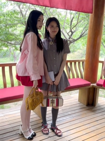 赵今麦吴浔知夏同框路透每个人都有自身的特色，青春感都快要溢出屏幕来了，俩个小仙女