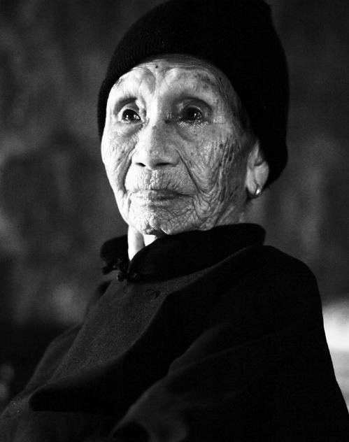 1941年，黄有良遭到十几名士兵肆意欺辱，她奋力反抗，狠狠咬伤了一名士兵的手臂，