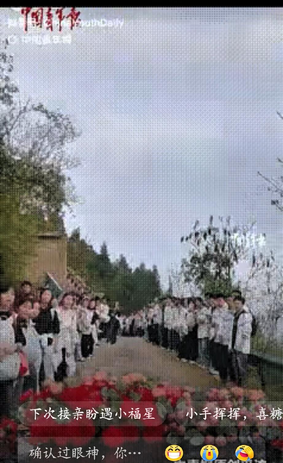 毕生难忘！四川，一对新人结婚，谁知接亲车队在返程途中时，竟遇到一大群春游的学生迎