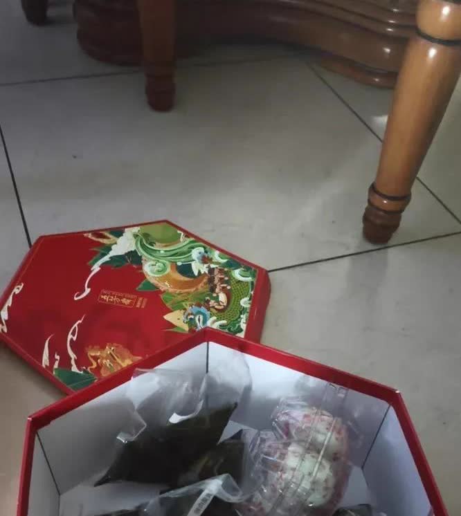 “五芳斋粽子咸蛋礼盒今年是彻底翻车了。有人网上花两百多买了一个盒粽子，两天后，粽
