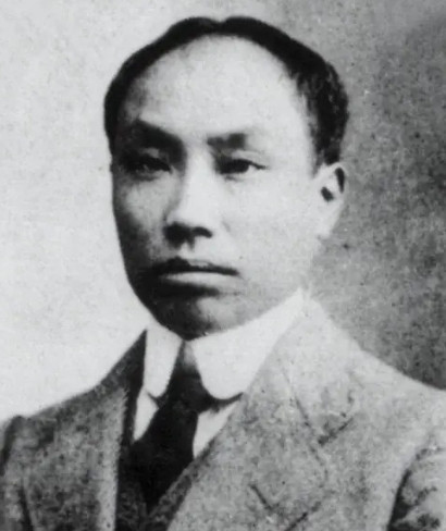 1953年，毛主席前往陈独秀的家乡安庆视察，突然，毛主席问工作人员：“陈独秀家还