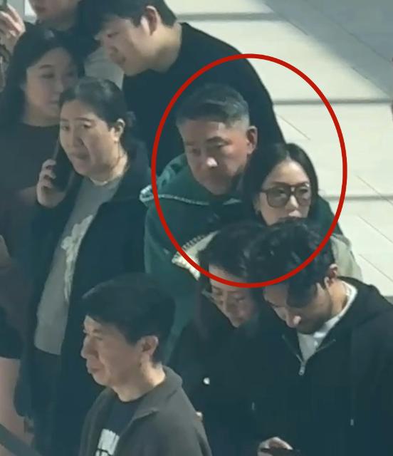 香港豪门大瓜！香港百亿千金的老公被拍到在国外背着妻子与年轻美女搂抱、贴脸，举止亲