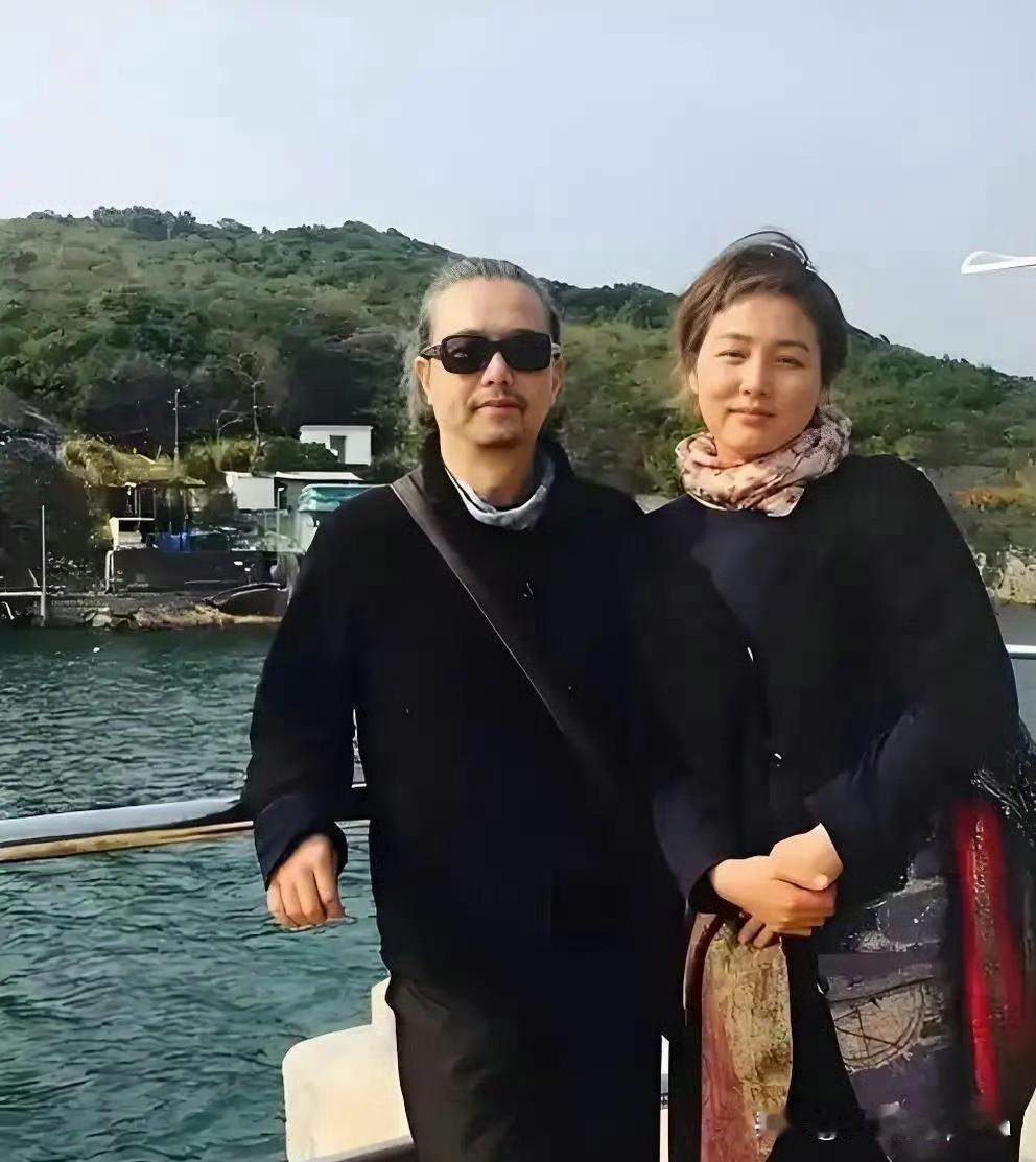 张延夫妇的状态挺不错啊！之前总感觉男方配不上张延，如今两人相伴多年，脸上有岁月