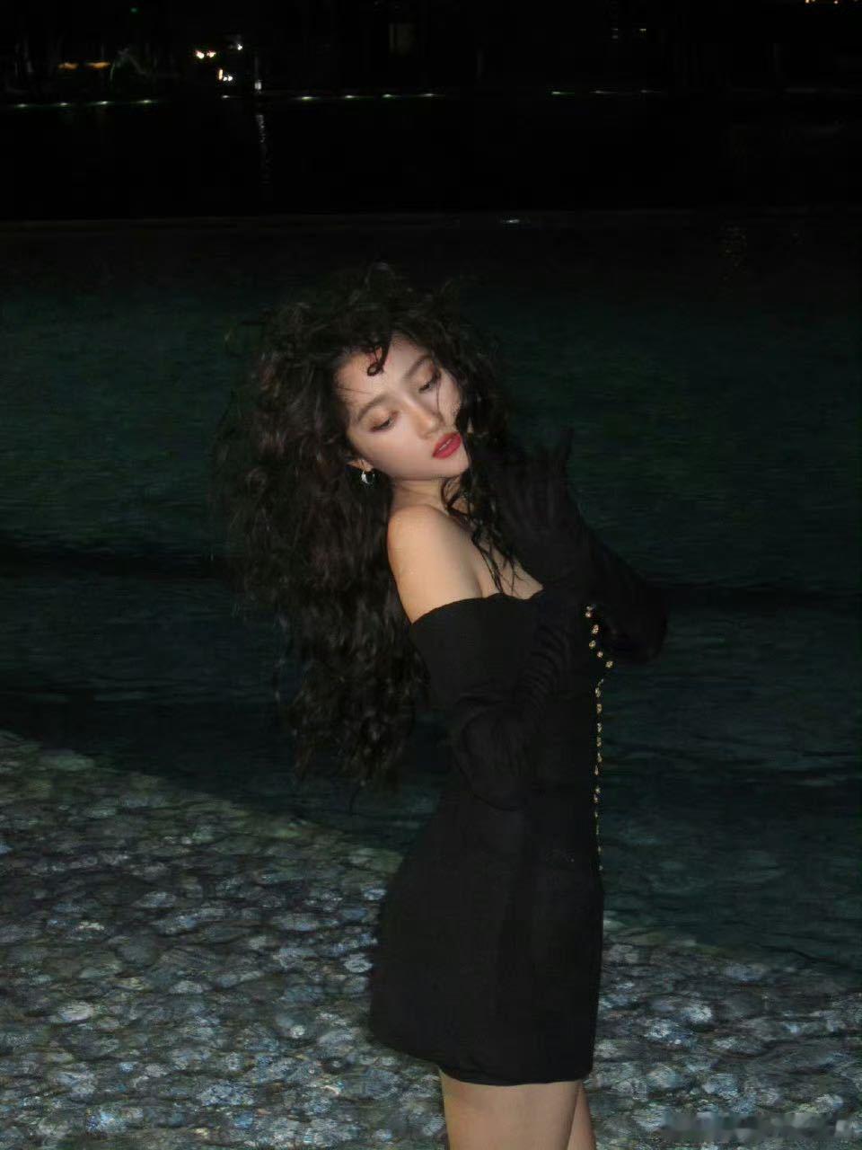 关晓彤暗夜女神关晓彤暗夜中的女王关晓彤暗夜造型绝了！黑裙衬得她像暗夜蔷薇，逆