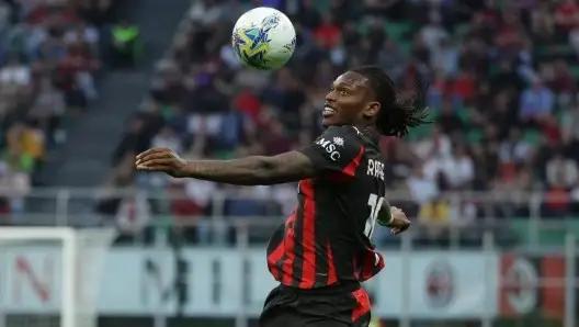 【球员莱奥要走了，因为与米兰及球迷关系恶化】这是目前米兰内部最棘手的局面。莱奥与