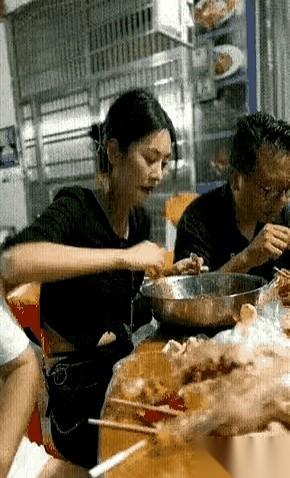 出门前，老公千叮咛万嘱咐：“今儿我朋友都在，你吃相给我收敛点，别跟在家似的，听