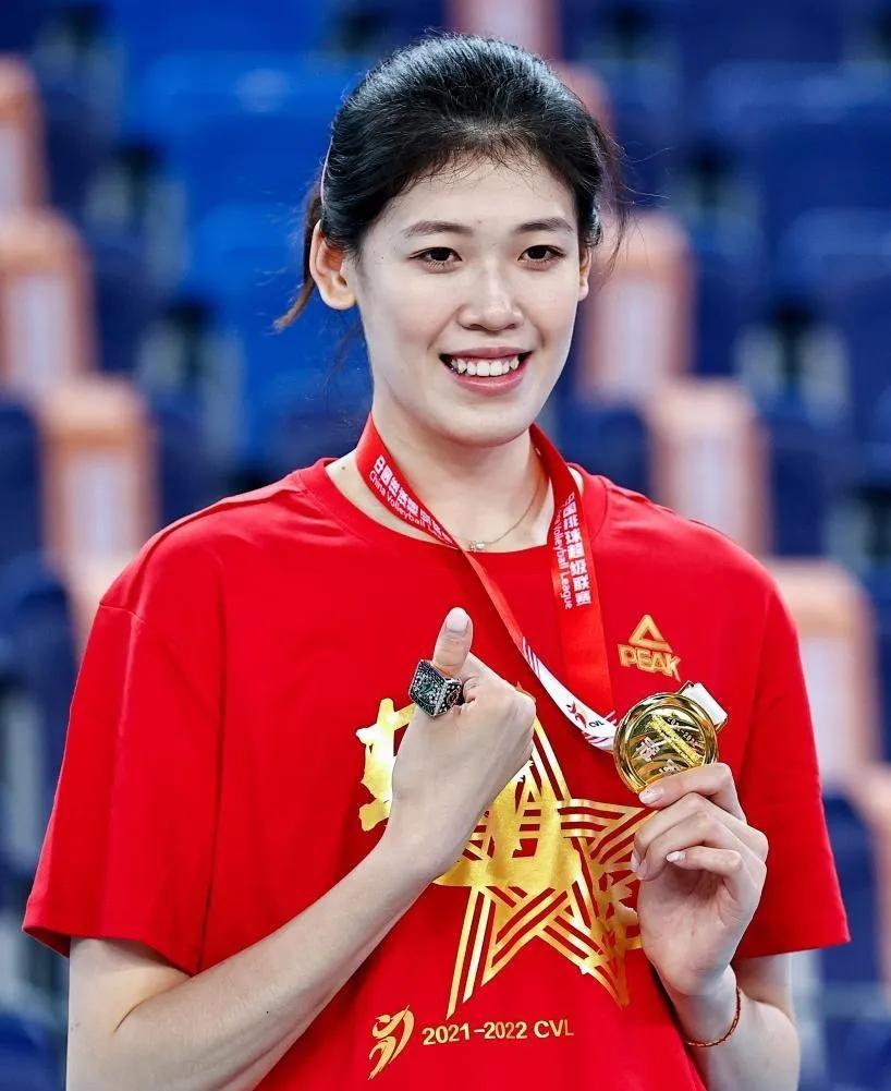 李盈盈真的有点生不逢时，错过了中国女排最鼎盛的时期，恰好在女排的过渡期，尽管自己
