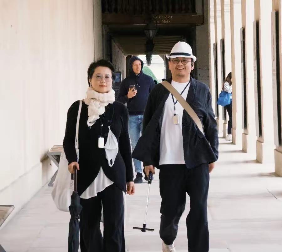 两口子在国外玩儿的很开心。袁立甚至直接躺在了椅子上晒后背。网友评论说梁太平越来