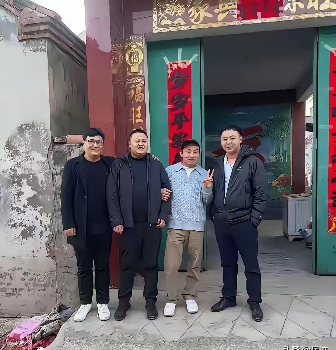 他长得像被门夹过的土豆，却靠一张嘴成了顶流。第一次上综艺，导演让他站最边上。