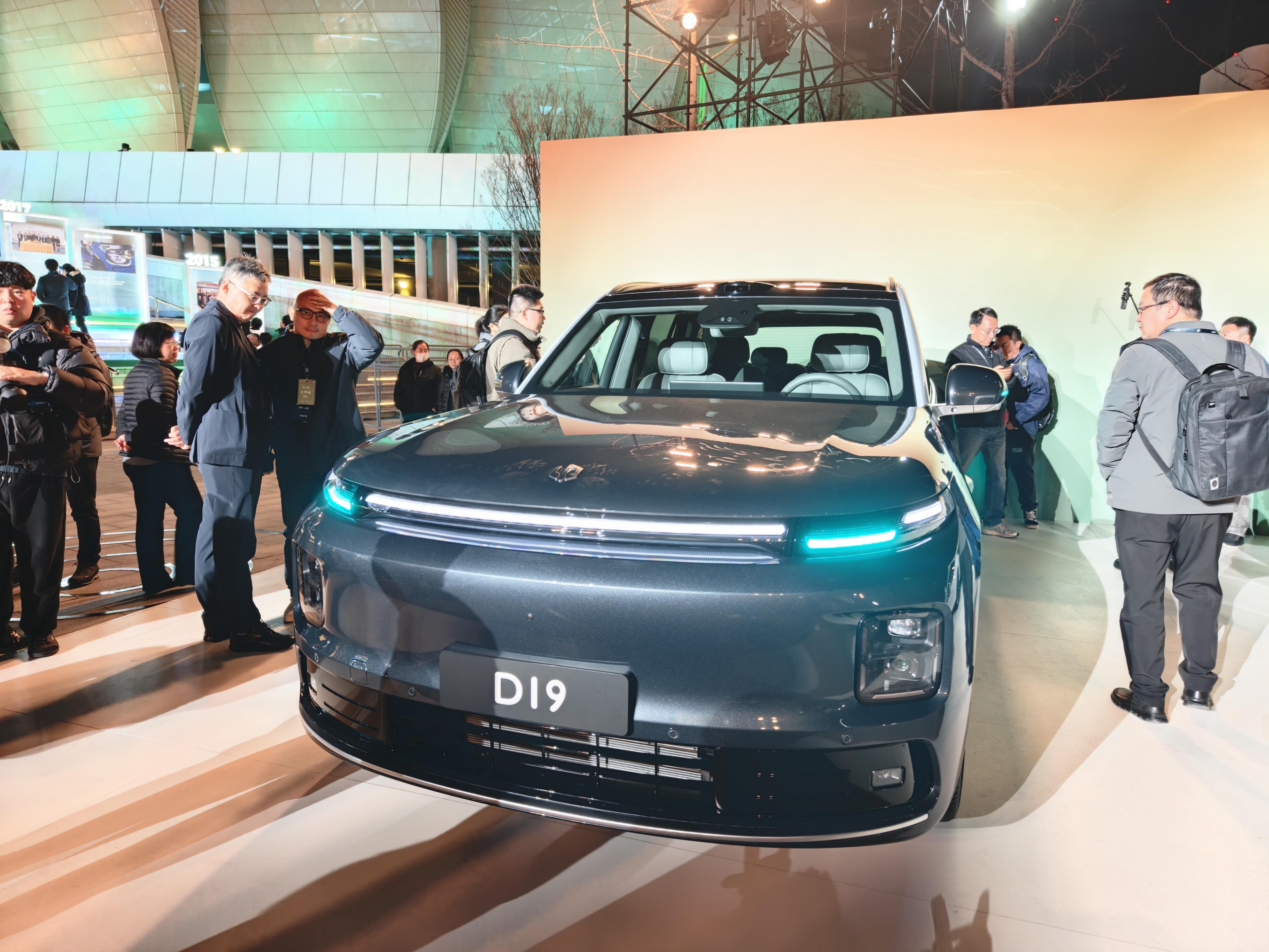 第一次看零跑D19这款车，外观确实大气，而且21英寸的大饼轮毂比不少品牌做得好。