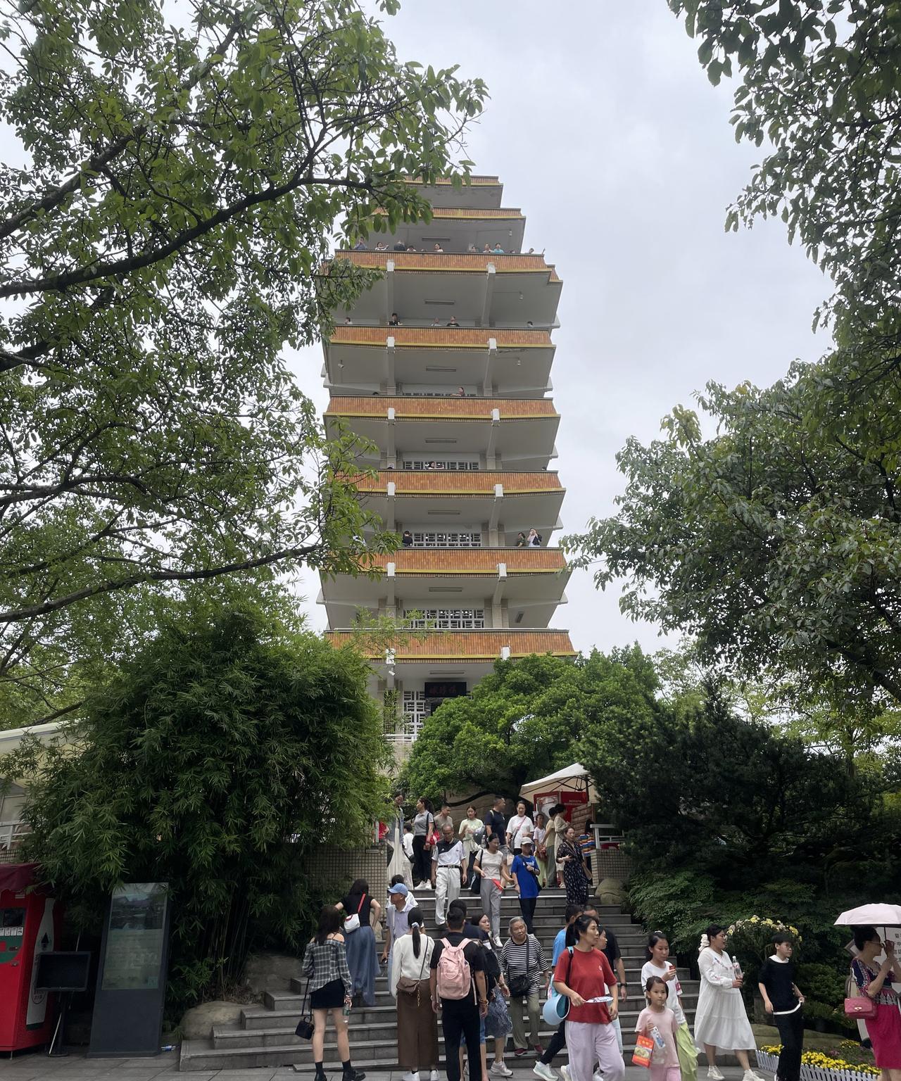 国庆期间，重庆历史悠久的鹅岭公园举办了菊花展。这座公园已有110年历史，也是渝中