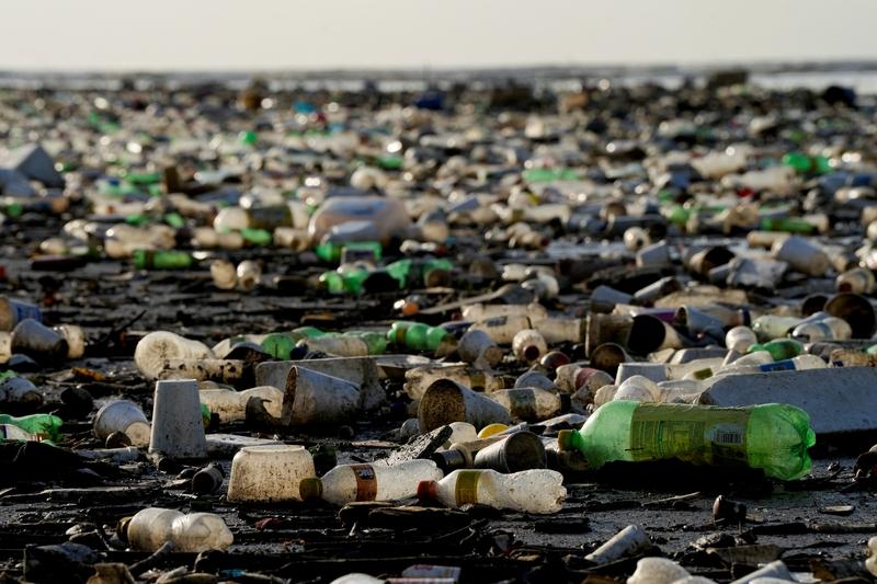 瓶装水塑料污染是自来水3倍！你每天喝的“健康水”，正在悄悄毁掉地球你还在天