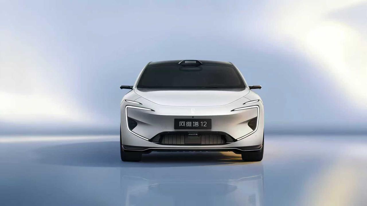 【新款阿维塔12曝光：设计微调，配顶置激光雷达】日前，新款阿维塔12申报图曝光。